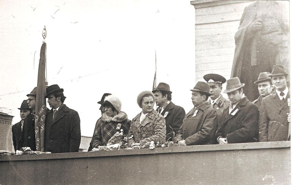 «Память поколений». ПАМЯТНИК ВЛАДИМИРУ ИЛЬИЧУ ЛЕНИНУ Исторические сведения В ноябре 1967 года в Ровеньках состоялось открытие памятника Владимиру Ильичу Ленину, приуроченное к 50-й годовщине Октябрьской революции «Память поколений». ПАМЯТНИК ВЛАДИМИРУ ИЛЬИЧУ ЛЕНИНУ Исторические сведения В ноябре 1967 года в Ровеньках состоялось открытие памятника Владимиру Ильичу Ленину, приуроченное к 50-й годовщине Октябрьской революции