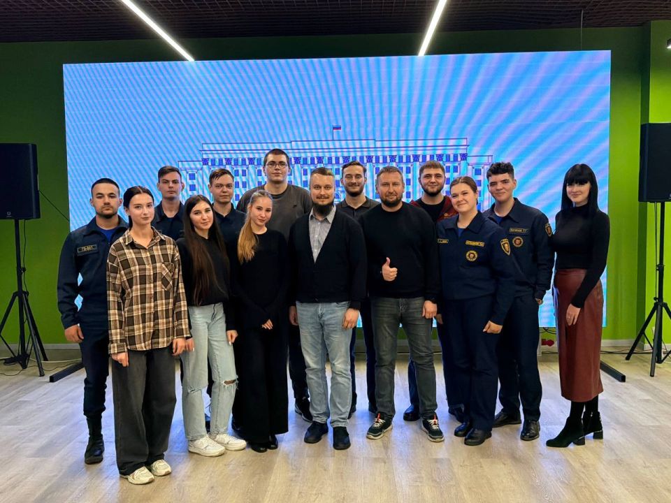 Денис Мирошниченко встретился с участниками федерального просветительского марафона «Знание.Первые» Общества «Знание» Денис Мирошниченко встретился с участниками федерального просветительского марафона «Знание.Первые» Общества «Знание»