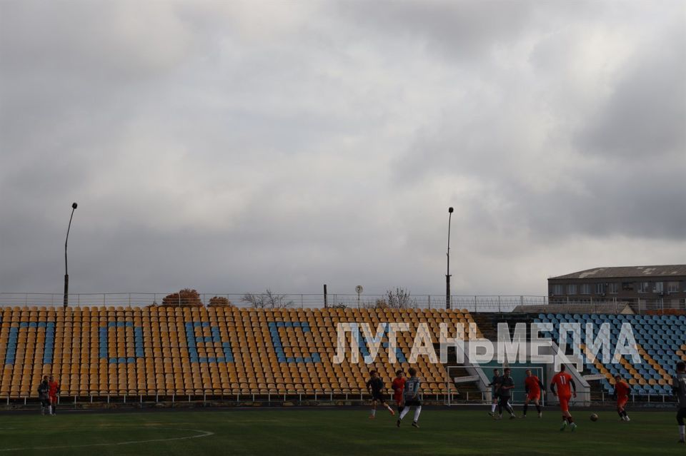 В Свердловске состоялся традиционный турнир, посвященный памяти тренера футбольного клуба «Шахтер» Владимира Ежова В Свердловске состоялся традиционный турнир, посвященный памяти тренера футбольного клуба «Шахтер» Владимира Ежова