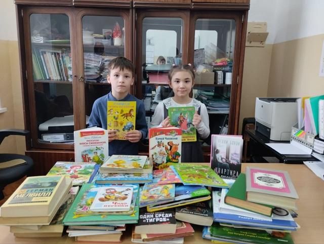 Волонтер Татьяна Терёхина, которая неоднократно посещала учреждения ЛНР с подарками и спектаклями для детей, поблагодарила учеников и коллектив школы №113 за собранные книги для юных жителей ЛНР Волонтер Татьяна Терёхина, которая неоднократно посещала учреждения ЛНР с подарками и спектаклями для детей, поблагодарила учеников и коллектив школы №113 за собранные книги для юных жителей ЛНР