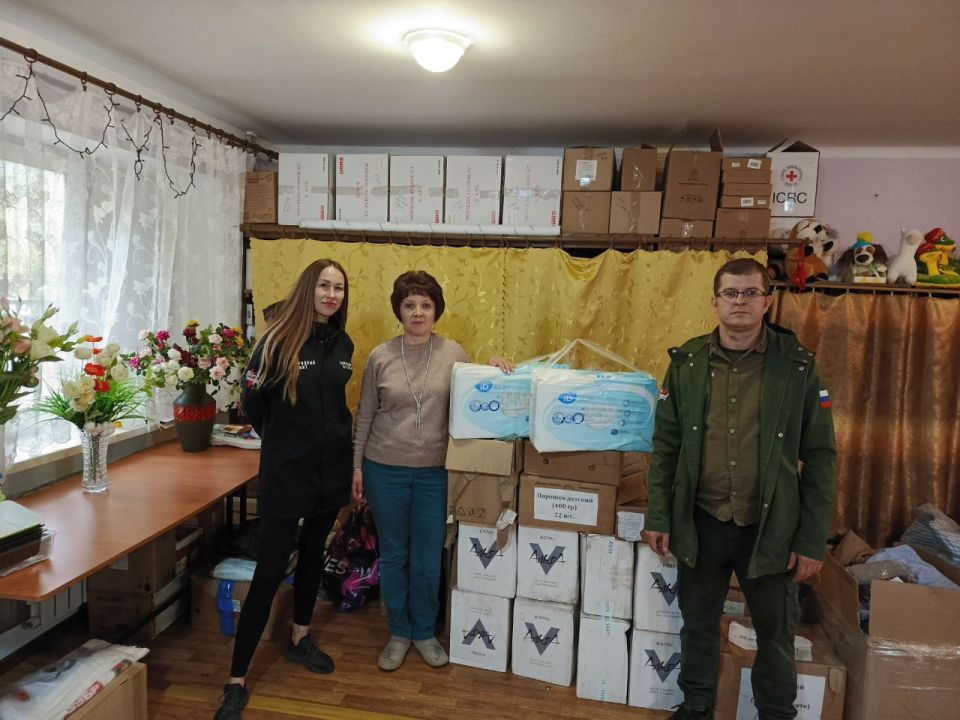 Представитель "Народного Фронта" Луганск Максим Романенко организовал передачу гуманитарной помощи жителям и переселенцам ДНР, находящимся в пункте временного размещения в городе Рубежном