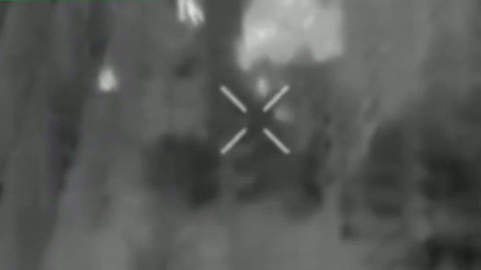 Операторы FPV-дронов 71-й мотострелковой дивизии Южной группировки войск уничтожили тараном «Бабу Ягу» (беспилотник R-18) и несколько киевских боевиков, совершавших ротацию на Краматорско-Дружковском направлении