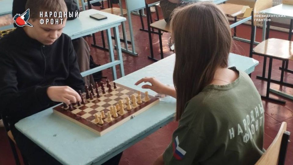 Активисты Молодёжки НФ провели турнир по шахматам и шашкам Активисты Молодёжки НФ провели турнир по шахматам и шашкам