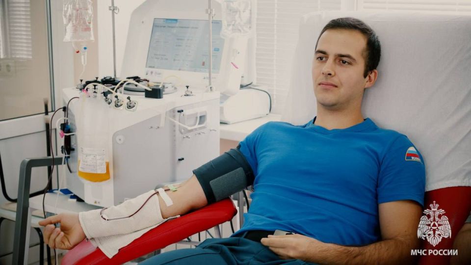 Спасатели МЧС России пополнили донорский фонд ЛНР Спасатели МЧС России пополнили донорский фонд ЛНР