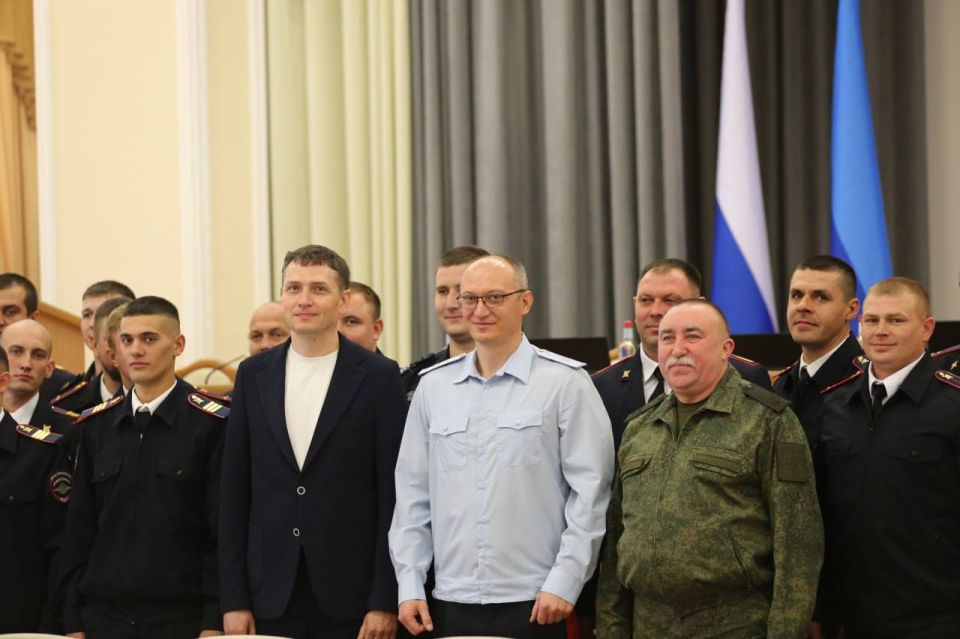 Сотрудникам МВД по региону вручили удостоверения ветерана боевых действий Сотрудникам МВД по региону вручили удостоверения ветерана боевых действий