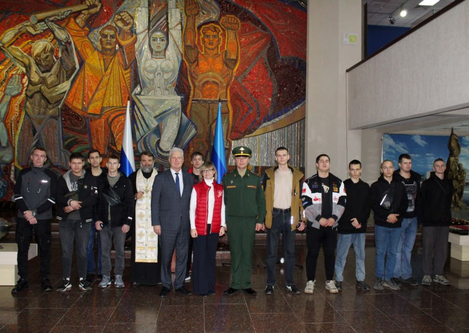 Сергей Козенко: Сегодня в Краснодонском ордена Дружбы народов музее «Молодая гвардия» состоялась патриотическая акция «День призывника», приуроченная к осеннему призыву 2025 года Сергей Козенко: Сегодня в Краснодонском ордена Дружбы народов музее «Молодая гвардия» состоялась патриотическая акция «День призывника», приуроченная к осеннему призыву 2025 года