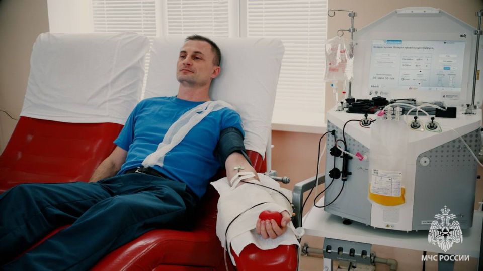 Спасатели МЧС России пополнили донорский фонд ЛНР Спасатели МЧС России пополнили донорский фонд ЛНР