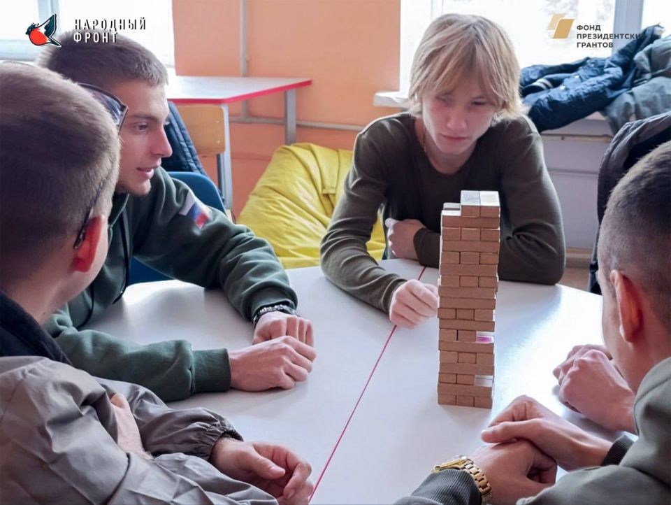 Активисты молодёжки НФ провели свободное время за игрой в дженгу Активисты молодёжки НФ провели свободное время за игрой в дженгу