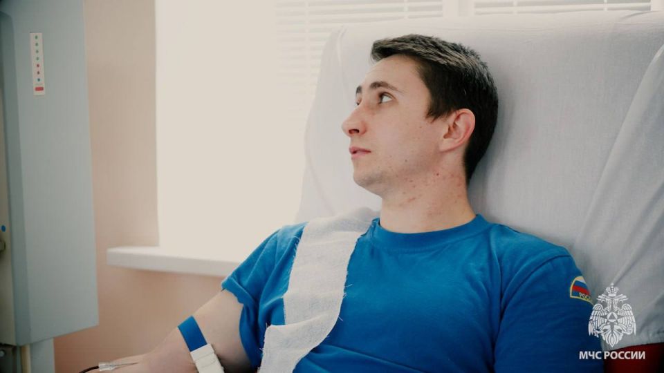 Спасатели МЧС России пополнили донорский фонд ЛНР Спасатели МЧС России пополнили донорский фонд ЛНР