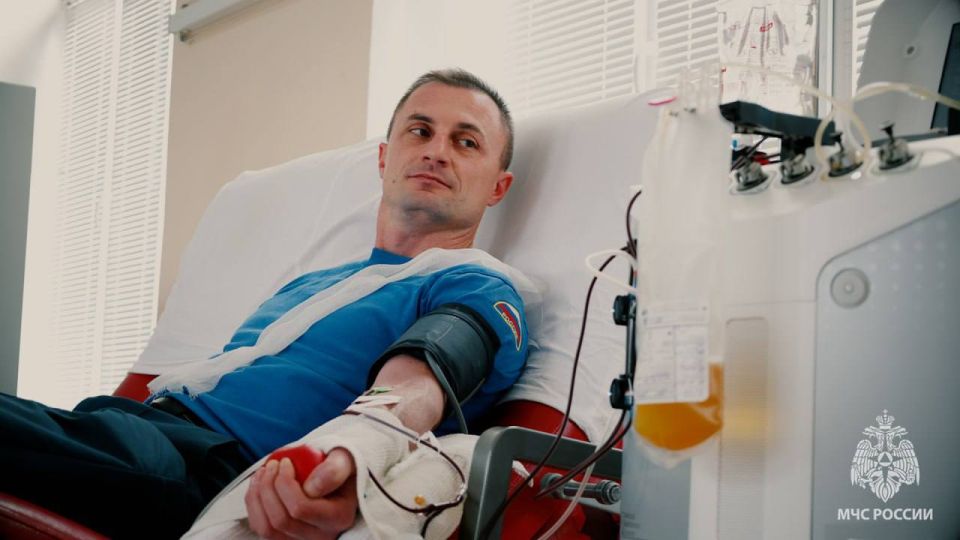 Спасатели МЧС России пополнили донорский фонд ЛНР Спасатели МЧС России пополнили донорский фонд ЛНР