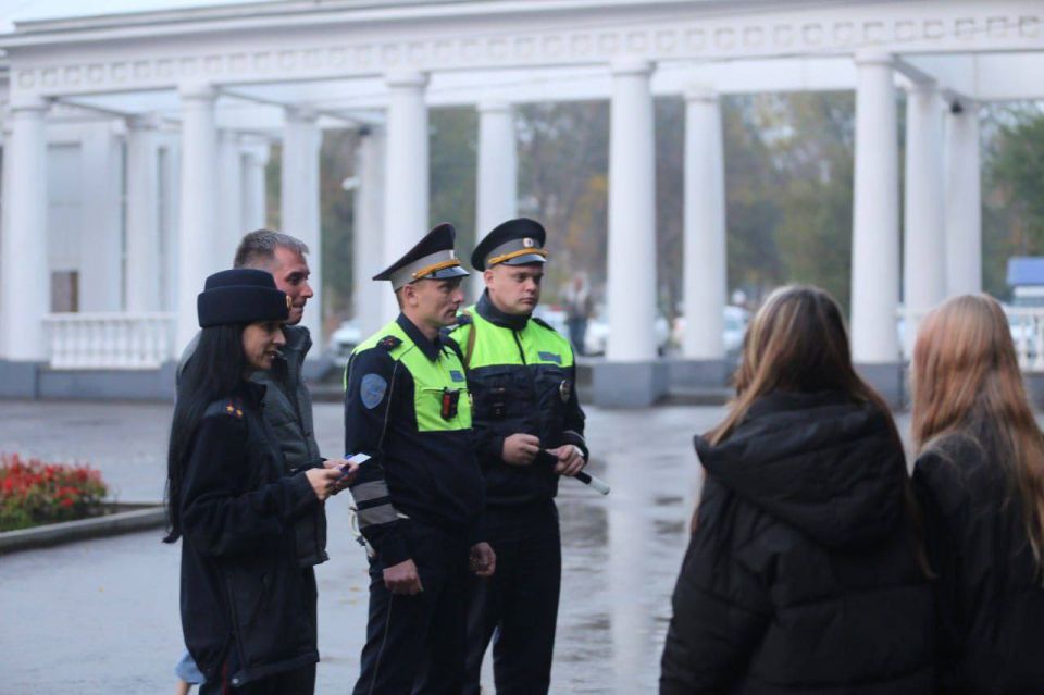 Сотрудники региональной Госавтоинспекции и автошколы в рамках акции «Засветись!» раздали жителям столицы световозвращающие аксессуары Сотрудники региональной Госавтоинспекции и автошколы в рамках акции «Засветись!» раздали жителям столицы световозвращающие аксессуары