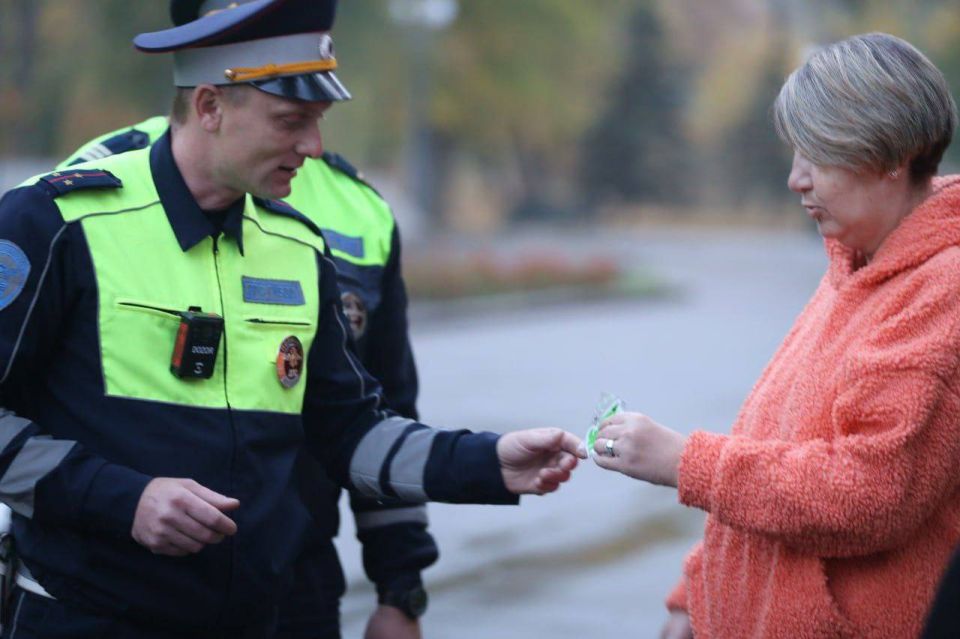 Сотрудники региональной Госавтоинспекции и автошколы в рамках акции «Засветись!» раздали жителям столицы световозвращающие аксессуары Сотрудники региональной Госавтоинспекции и автошколы в рамках акции «Засветись!» раздали жителям столицы световозвращающие аксессуары