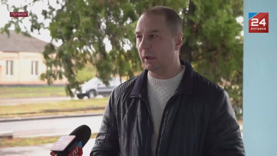 Ручьи воды, грязь и подтопления домов – такая обстановка сейчас на улице Щаденко в Луганске