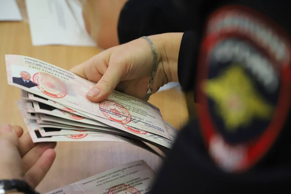 Сотрудникам МВД по региону вручили удостоверения ветерана боевых действий Сотрудникам МВД по региону вручили удостоверения ветерана боевых действий