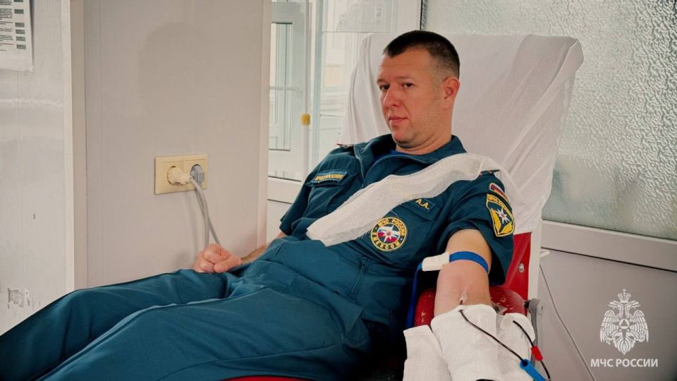 Спасатели МЧС России пополнили донорский фонд ЛНР Спасатели МЧС России пополнили донорский фонд ЛНР