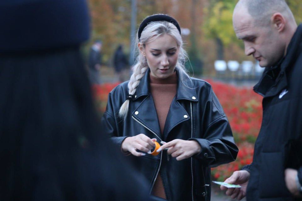 Сотрудники региональной Госавтоинспекции и автошколы в рамках акции «Засветись!» раздали жителям столицы световозвращающие аксессуары Сотрудники региональной Госавтоинспекции и автошколы в рамках акции «Засветись!» раздали жителям столицы световозвращающие аксессуары