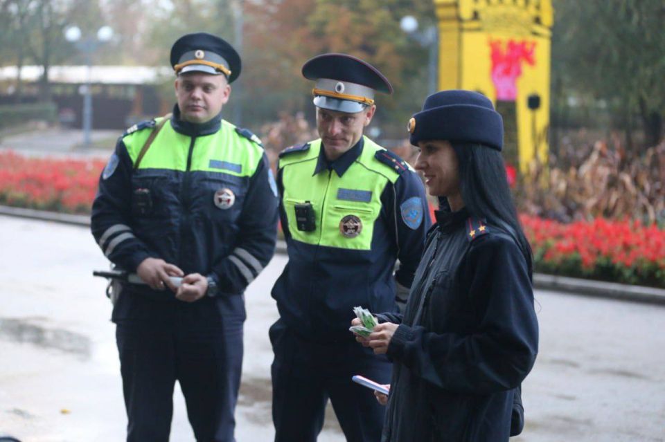 Сотрудники региональной Госавтоинспекции и автошколы в рамках акции «Засветись!» раздали жителям столицы световозвращающие аксессуары Сотрудники региональной Госавтоинспекции и автошколы в рамках акции «Засветись!» раздали жителям столицы световозвращающие аксессуары