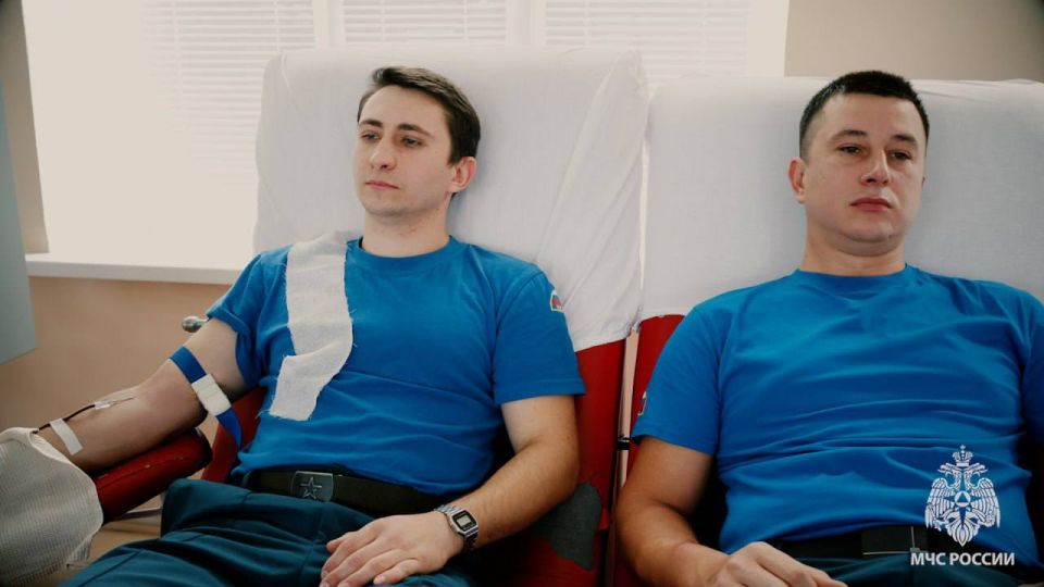 Спасатели МЧС России пополнили донорский фонд ЛНР Спасатели МЧС России пополнили донорский фонд ЛНР