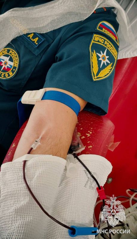 Спасатели МЧС России пополнили донорский фонд ЛНР Спасатели МЧС России пополнили донорский фонд ЛНР