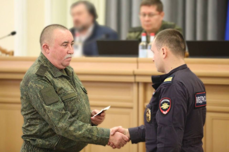 Сотрудникам МВД по региону вручили удостоверения ветерана боевых действий Сотрудникам МВД по региону вручили удостоверения ветерана боевых действий