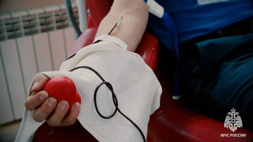 Спасатели МЧС России пополнили донорский фонд ЛНР Спасатели МЧС России пополнили донорский фонд ЛНР