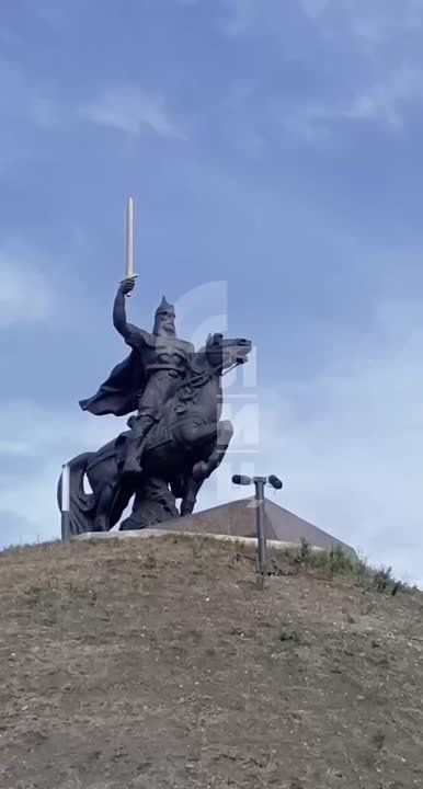 #прореспублику. Памятник князю Игорю, долина реки Северский Донец Памятник князю Игорю Святославичу установлен в 2003 году на 10-метровом насыпном кургане в долине реки Северский Донец