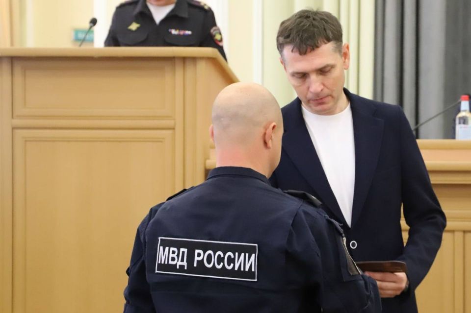 Сотрудникам МВД по региону вручили удостоверения ветерана боевых действий Сотрудникам МВД по региону вручили удостоверения ветерана боевых действий