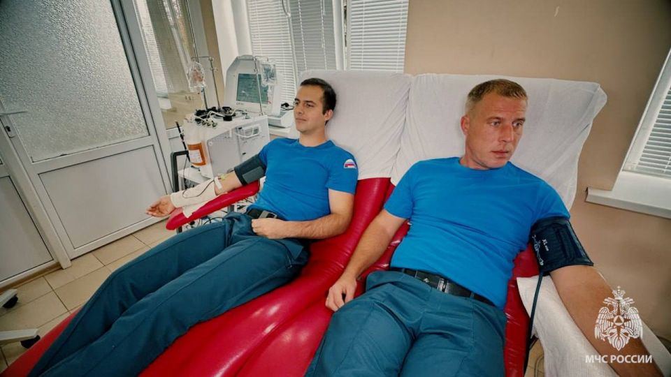 Спасатели МЧС России пополнили донорский фонд ЛНР Спасатели МЧС России пополнили донорский фонд ЛНР
