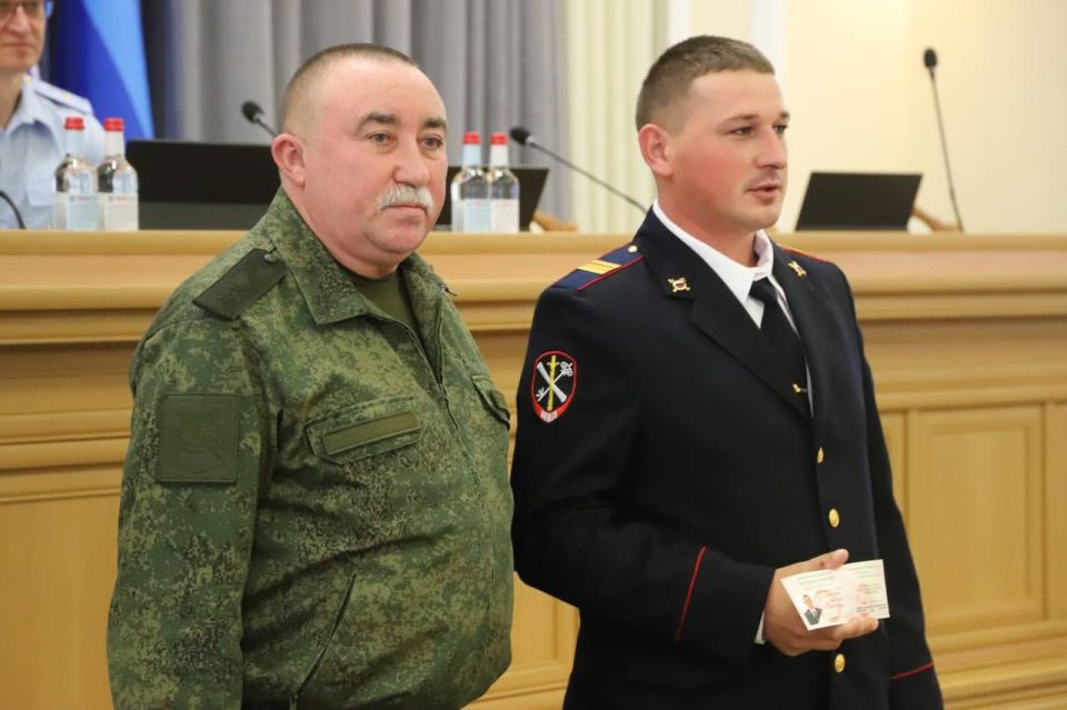 Сотрудникам МВД по региону вручили удостоверения ветерана боевых действий Сотрудникам МВД по региону вручили удостоверения ветерана боевых действий