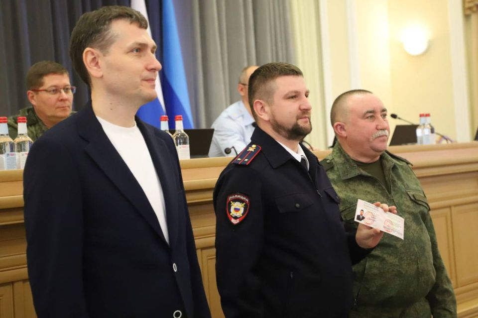 Сотрудникам МВД по региону вручили удостоверения ветерана боевых действий Сотрудникам МВД по региону вручили удостоверения ветерана боевых действий