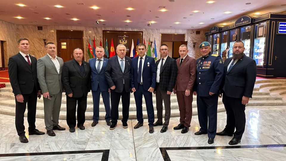 Член Общественной палаты ЛНР, заместитель председателя РО ВОД "Отцы России" в ЛНР Александр Бурлаков принял участие в юбилейной федеральной церемонии вручения наград общественного признания "Отец солдата" и "Окопная свеча"... Член Общественной палаты ЛНР, заместитель председателя РО ВОД "Отцы России" в ЛНР Александр Бурлаков принял участие в юбилейной федеральной церемонии вручения наград общественного признания "Отец солдата" и "Окопная свеча"...