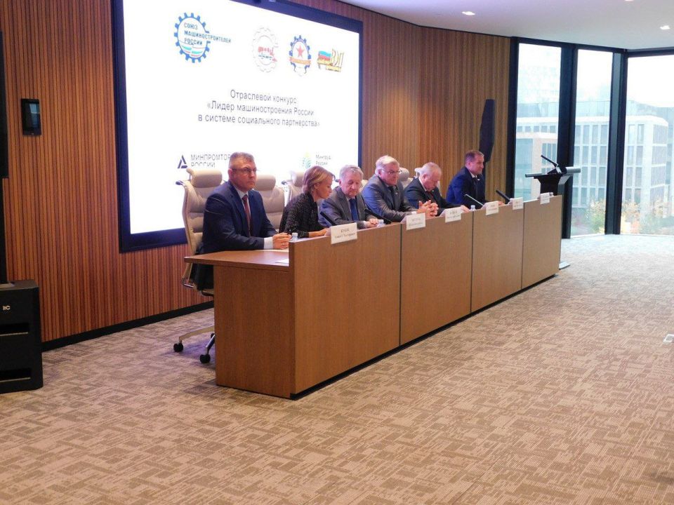 Константин Бутримов: ЛУГАМАШ В ЧИСЛЕ ЛИДЕРОВ МАШИНОСТРОЕНИЯ РОССИИ Константин Бутримов: ЛУГАМАШ В ЧИСЛЕ ЛИДЕРОВ МАШИНОСТРОЕНИЯ РОССИИ