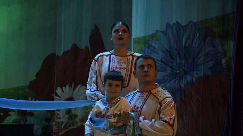 Ансамбль песни и танца «Раздолье» представил программу «Благовест казачьей души» в зале Луганской академической филармонии Ансамбль песни и танца «Раздолье» представил программу «Благовест казачьей души» в зале Луганской академической филармонии