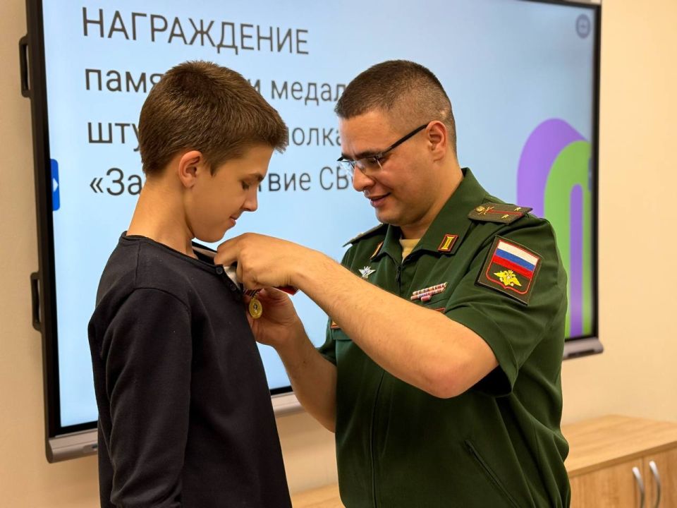 Василий Носков: Вместе с моим дорогим другом поблагодарили и вручили памятные медали волонтёрам, которые помогают участникам специальной военной операции Василий Носков: Вместе с моим дорогим другом поблагодарили и вручили памятные медали волонтёрам, которые помогают участникам специальной военной операции