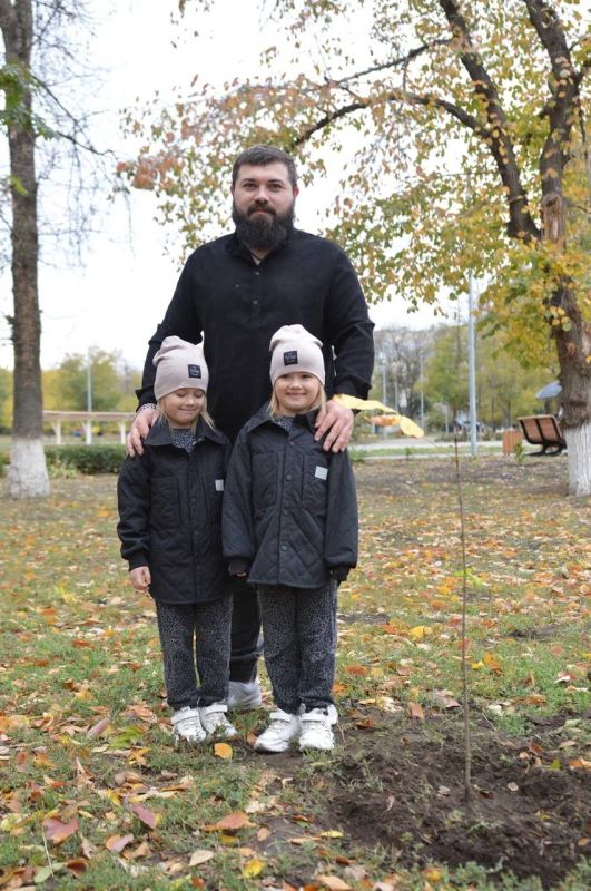 В Краснодонском парке культуры и отдыха имени "Молодой гвардии" состоялась ещё одна замечательная экологическая акция, приуроченная ко Дню отца В Краснодонском парке культуры и отдыха имени "Молодой гвардии" состоялась ещё одна замечательная экологическая акция, приуроченная ко Дню отца