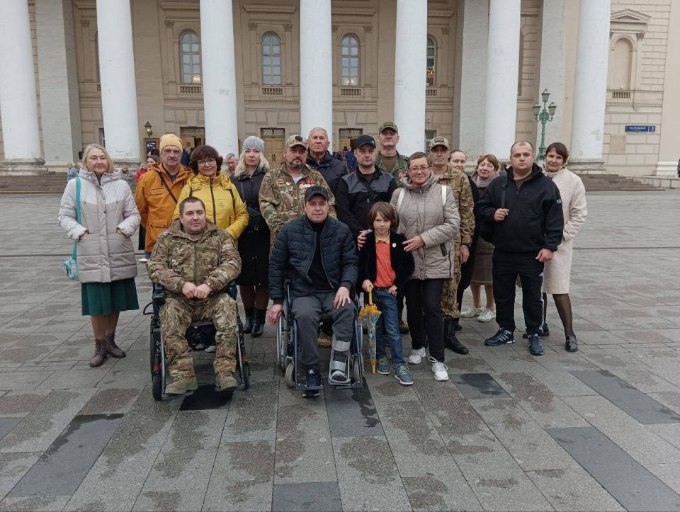 Дарья Лантратова: Луганчане и жены наших героев на премьере в главном театре страны! Дарья Лантратова: Луганчане и жены наших героев на премьере в главном театре страны!