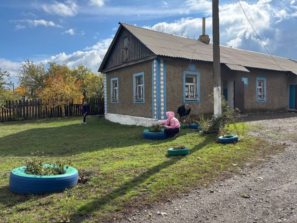 Осень - традиционное время наведения порядка перед холодами во дворах и парках Осень - традиционное время наведения порядка перед холодами во дворах и парках