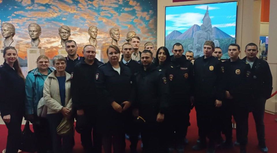 Антрацитовские правоохранители побывали в музее «Молодая гвардия» Антрацитовские правоохранители побывали в музее «Молодая гвардия»