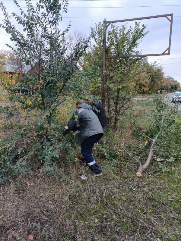 Коммунальщики Стаханова продолжают работу на улицах города Коммунальщики Стаханова продолжают работу на улицах города