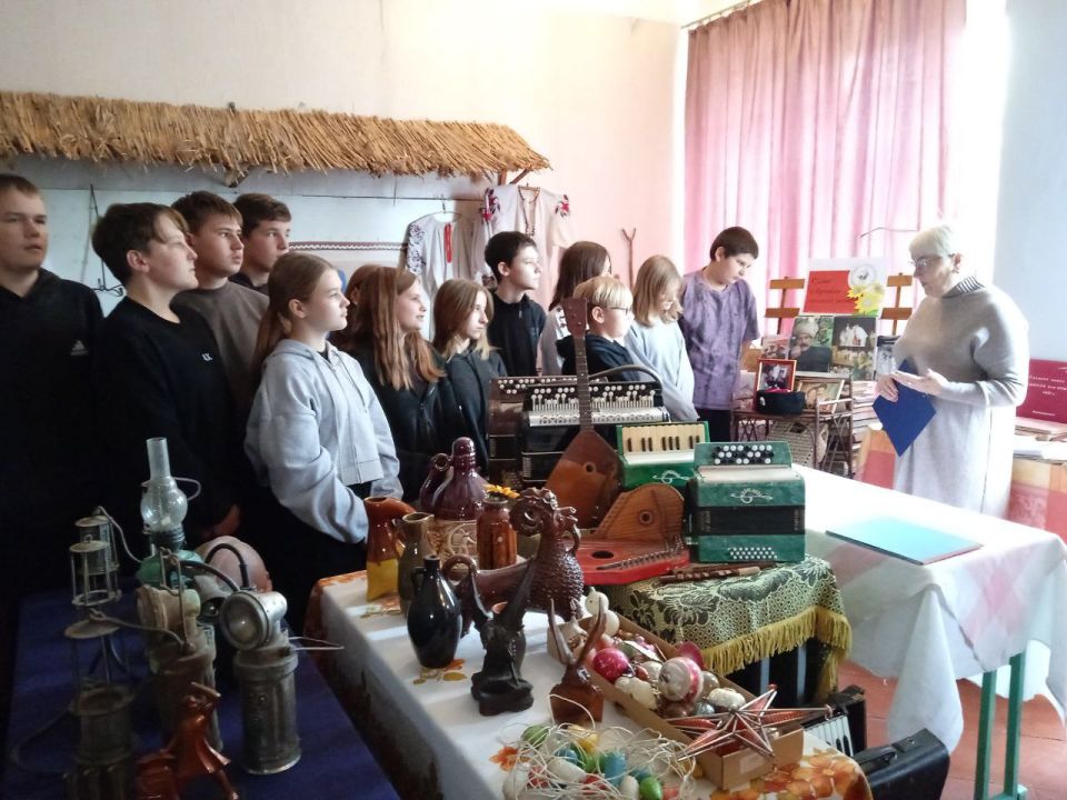 Ко Дню казачества, который отмечается 14 октября, сотрудники библиотеки-филиала № 11 провели краеведческий экскурс «В гостях у казаков» с учащимися Комиссаровской школы № 31. Мероприятие прошло в краеведческом музее школы Ко Дню казачества, который отмечается 14 октября, сотрудники библиотеки-филиала № 11 провели краеведческий экскурс «В гостях у казаков» с учащимися Комиссаровской школы № 31. Мероприятие прошло в краеведческом музее школы