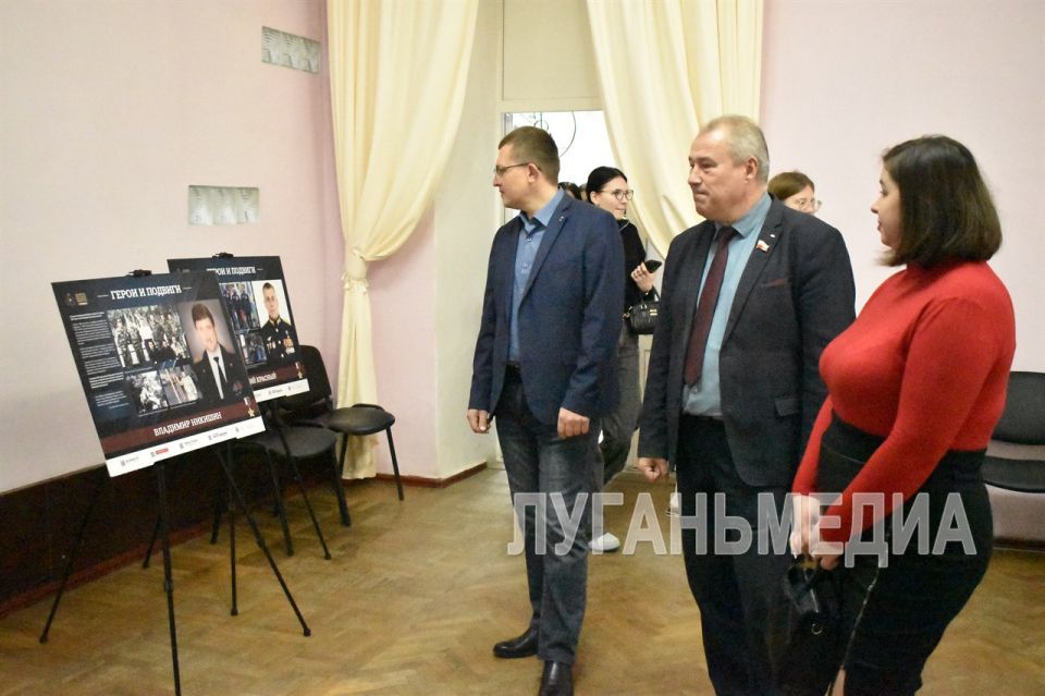 В Брянке открыта фотовыставка «Герои и подвиги: мои земляки – Герои России» В Брянке открыта фотовыставка «Герои и подвиги: мои земляки – Герои России»