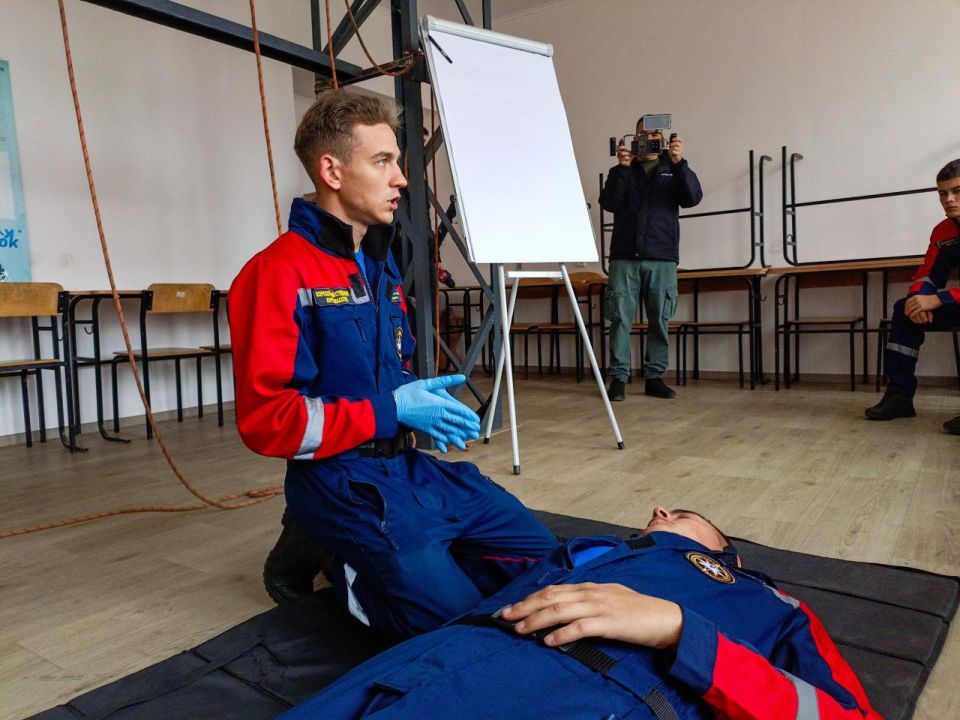 Студенческий спасательный отряд «Ворошиловец-2», созданный на базе Старобельского факультета Луганского государственного педагогического университета, участвует в программе «Первоначальная подготовка добровольца в ЧС» Студенческий спасательный отряд «Ворошиловец-2», созданный на базе Старобельского факультета Луганского государственного педагогического университета, участвует в программе «Первоначальная подготовка добровольца в ЧС»