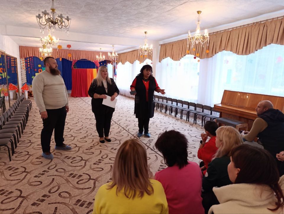 Иван Санаев: Сегодня совместно с представителем управления образования по муниципальным образованиям Краснодонского м.о. и Лутугинского м.о. провел встречу с родителями детей, посещающих Суходольский детский сад "Звоночек" Иван Санаев: Сегодня совместно с представителем управления образования по муниципальным образованиям Краснодонского м.о. и Лутугинского м.о. провел встречу с родителями детей, посещающих Суходольский детский сад "Звоночек"