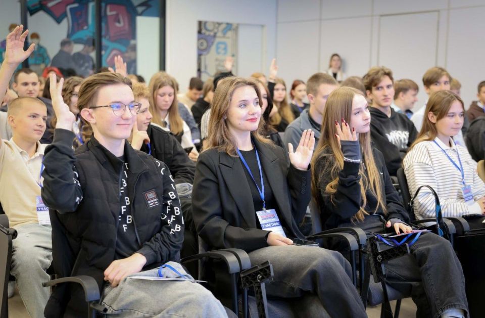 Фестиваль цифрового искусства «Новороссия: вчера, сегодня, завтра» собрал в Доме молодежи Луганска свыше 100 молодых участников Фестиваль цифрового искусства «Новороссия: вчера, сегодня, завтра» собрал в Доме молодежи Луганска свыше 100 молодых участников