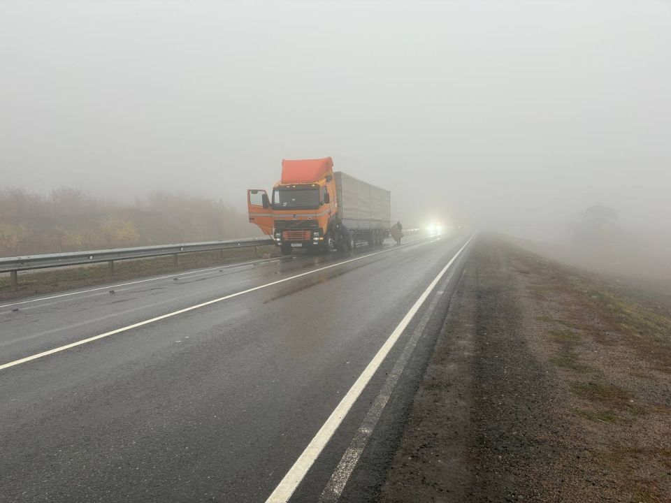 В Перевальске дорожные полицейские помогли водителю большегруза устранить возникшую на трассе поломку транспортного средства В Перевальске дорожные полицейские помогли водителю большегруза устранить возникшую на трассе поломку транспортного средства