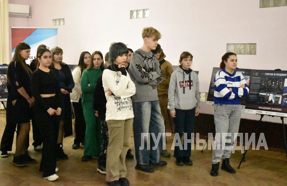 В Брянке открыта фотовыставка «Герои и подвиги: мои земляки – Герои России» В Брянке открыта фотовыставка «Герои и подвиги: мои земляки – Герои России»