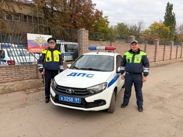 В Перевальске дорожные полицейские помогли водителю большегруза устранить возникшую на трассе поломку транспортного средства