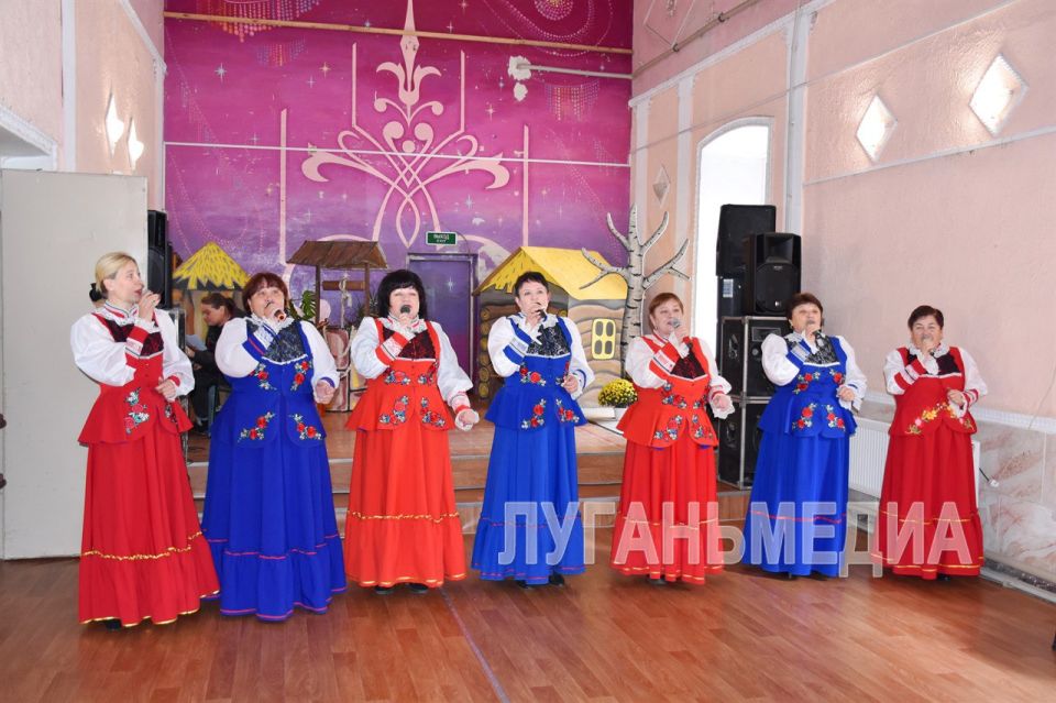 В Краснолучском центре культуры состоялся яркий народный праздник «Казачьи забавы» В Краснолучском центре культуры состоялся яркий народный праздник «Казачьи забавы»