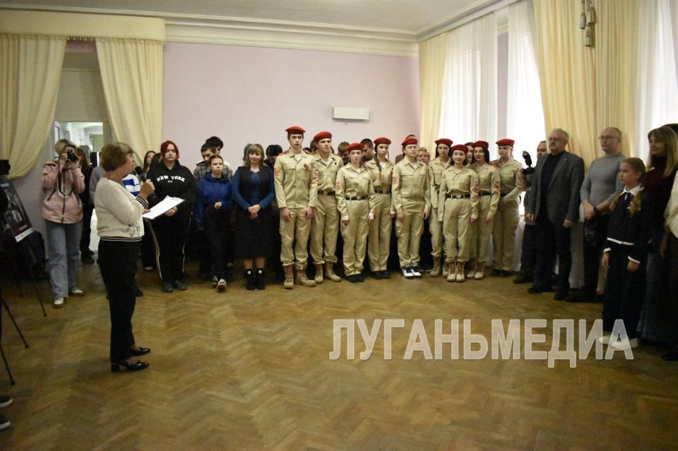 В Брянке открыта фотовыставка «Герои и подвиги: мои земляки – Герои России» В Брянке открыта фотовыставка «Герои и подвиги: мои земляки – Герои России»