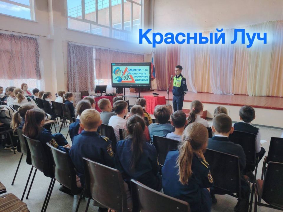 Сотрудники Госавтоинспекции провели профилактические беседы со школьниками и их родителями о соблюдении Правил дорожного движения Сотрудники Госавтоинспекции провели профилактические беседы со школьниками и их родителями о соблюдении Правил дорожного движения